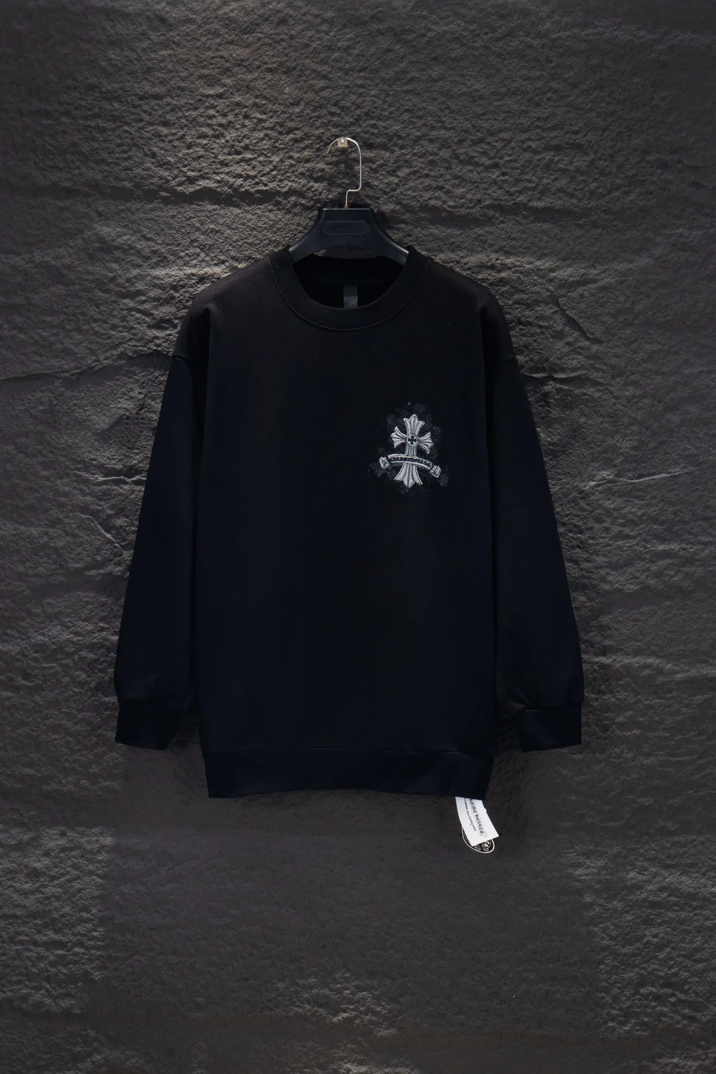 P260 🆕Chrome Hearts new embroidered patch printed sweatshirt. The os version is really charming. Chrome Hearts is really a must-have. Each season's new version is the best. It is very practical and can be worn casually. Nice✔️ - ⚠️100% cotton. Made of custom-dyed terry cotton sweatshirt surface, 420g double-ply double yarn, comfortable to the touch. Made from imported knitting needle carded cotton, the thickness is moderate, drapey and contoured, making the upper body comfortable! ! It is very tolerant for fat body types and can instantly slim down by five inches when put on. The back panel #embroidery adopts imported Tajima high-density heavy industry embroidery technology. The fonts are three-dimensional and full. The front panel is made of direct-injection digital printing environmentally friendly glue material and mechanized printing process. Mechanical printing has high precision, the positioning accuracy can reach ±0.02mm, and the quality is stable.  The neck strap is made of pure cotton and is one piece. It has no color difference and will not deform. In the past two years, the oversize version has become the focus of the trend and has been a popular staple in the past two years. The change of designers has made this brand an instant hit. The progressive fashion of the times also needs the blood impact of fresh elements and trendy designs in order to continue its glory! It’s stylish both inside and outside, a must-have for high street travel! An absolute "eye-catching style" that can match couples 💏 Color: Black Size: S M L XL